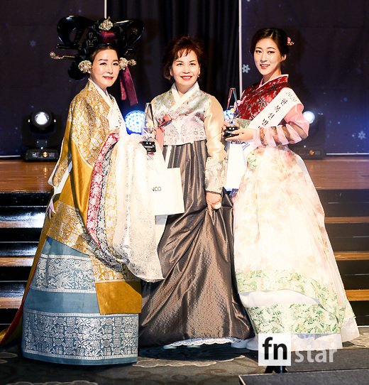 [포토] ‘코리아 한복모델 선발대회 남여 대상 수상자들’