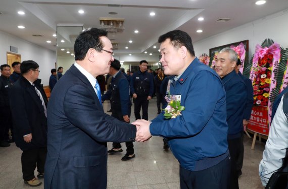 현대차 노조위원장 이취임식에 참석한 송철호 울산시장과 이상수 신임 노조위원장(오른쪽)이 웃는 얼굴로 악수를 나누고 있다. 새 노조집행부의 실리,합리 성향을 상싱적으로 보여주고 있다. 송 시장은 이날 취임을 축하하며 자동차산업의 시대 변화와 위기대응에 함께 협력하자고 노조에 당부했다. /사진=울산시