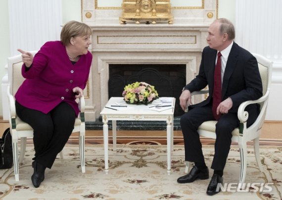 [모스크바=AP/뉴시스]앙겔라 메르켈 독일 총리(왼쪽)가 11일(현지시간) 러시아 모스크바 크렘린궁에서 블라디미르 푸틴 대통령과 대화하고 있다. 2020.01.12.