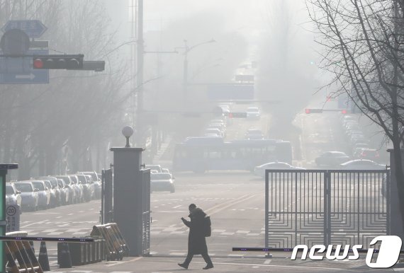 [오늘 날씨] 미세먼지 곳곳 '나쁨'.. 구름많고 기온 높아