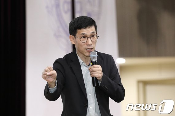 진중권, '세습 논란' 문희상 아들에 "나이 50에.."