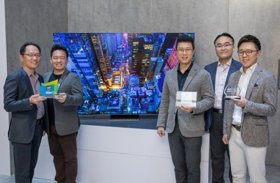 삼성전자 개발·기획 담당자들이 미국 라스베이거스에서 폐막한 세계 최대 전자박람회 'CES 2020'에서 2020년형 QLED 8K TV 등 혁신상을 수상한 뒤 상패를 들고 포즈를 취하고 있다. /삼성전자 제공