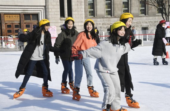 일요일인 12일 전국이 가끔 구름이 많은 가운데 제주도와 전라 서해안에는 빗방울이나 눈발이 날리는 곳이 있겠다. 서울광장 스케이트장을 찾은 시민들이 화창한 서울 날씨에 스케이트를 타며 즐거워하고 있다. 미세먼지는 전국이 '보통' 수준을 회복할 것으로 보인다. 사진=박범준 기자