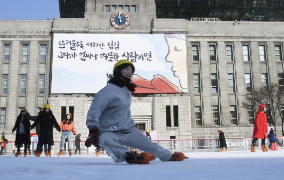 일요일인 12일 전국이 가끔 구름이 많은 가운데 제주도와 전라 서해안에는 빗방울이나 눈발이 날리는 곳이 있겠다. 서울광장 스케이트장을 찾은 시민들이 화창한 서울 날씨에 스케이트를 타며 즐거워하고 있다. 미세먼지는 전국이 '보통' 수준을 회복할 것으로 보인다. 사진=박범준 기자