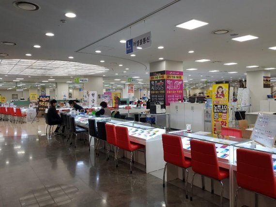 지난 10일 오후 서울 송파구 가든파이브 리빙관의 핸드폰 매장 모습. 약 20~30곳의 가게를 찾은 손님은 3~4명에 불과했다.