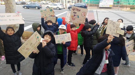 서울 노원구가 지난 10일, 11일 이틀간 노원에코센터에서 북극곰 살리기 캠프를 열었다. 캠프에 참여한 어린이들은화석연료 사용 등 지구온난화의 원인을 되짚어 봤다.