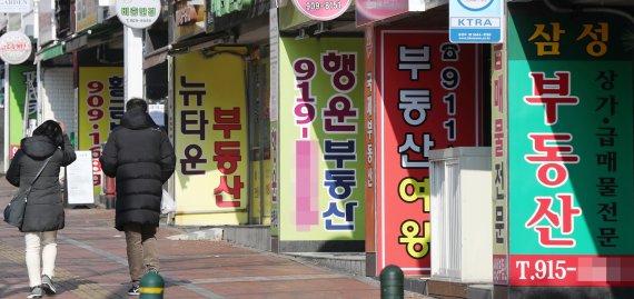 지난주 서울 집값 전망이 9개월만에 하락으로 돌아섰고 서울 강남에 이어 강북 지역까지 매수자우위 시장으로 전환됐다.