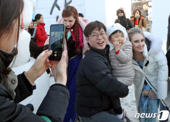 12일 강원 태백시 태백산국립공원 당골광장에서 열린 제27회 태백산 눈축제를 찾은 방문객들이 애니메이션 '겨울왕국2' 코스프레 모델들과 기념촬영을 하고 있다. 축제는 19일까지 태백산국립공원과 황지연못, 태백문화광장 등 시 일원에서 개최된다. 2020.1.12/뉴스1 © News1 박하림 기자