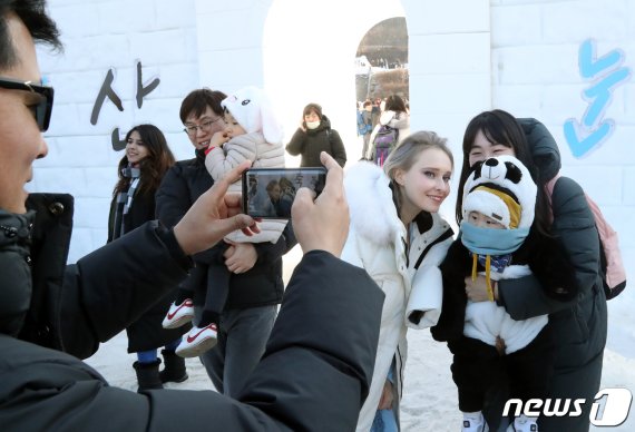 12일 강원 태백시 태백산국립공원 당골광장에서 열린 제27회 태백산 눈축제를 찾은 방문객들이 애니메이션 '겨울왕국2' 코스프레 모델들과 기념촬영을 하고 있다. 축제는 19일까지 태백산국립공원과 황지연못, 태백문화광장 등 시 일원에서 개최된다. 2020.1.12/뉴스1 © News1 박하림 기자