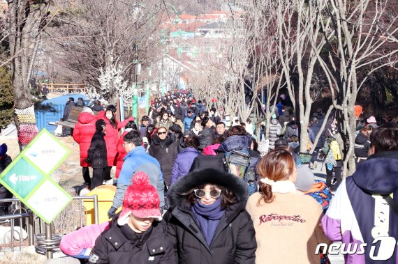 11일 강원 태백시 태백산국립공원 당골광장에서 열린 제27회 태백산 눈축제를 찾은 방문객들이 인산인해를 이루고 있다. 축제는 19일까지 태백산국립공원과 황지연못, 태백문화광장 등 시 일원에서 개최된다. 2020.1.11/뉴스1 © News1 박하림 기자