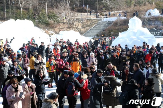 11일 강원 태백시 태백산국립공원 당골광장에서 열린 제27회 태백산 눈축제를 찾은 방문객들이 축하공연을 관람하며 즐거운 시간을 보내고 있다. 축제는 19일까지 태백산국립공원과 황지연못, 태백문화광장 등 시 일원에서 개최된다. 2020.1.11/뉴스1 © News1 박하림 기자