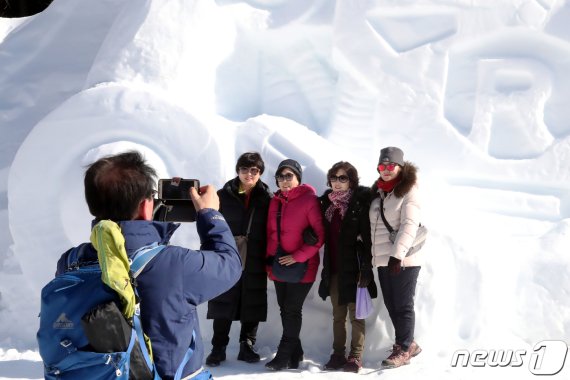11일 강원 태백시 태백산국립공원 당골광장에서 열린 제27회 태백산 눈축제를 찾은 방문객들이 거대 눈조각을 배경으로 기념촬영을 하고 있다. 축제는 19일까지 태백산국립공원과 황지연못, 태백문화광장 등 시 일원에서 개최된다. 2020.1.11/뉴스1 © News1 박하림 기자