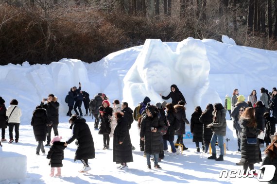 11일 강원 태백시 태백산국립공원 당골광장에서 열린 제27회 태백산 눈축제를 찾은 방문객들이 거대 눈조각과 함께 인산인해를 이루고 있다. 축제는 19일까지 태백산국립공원과 황지연못, 태백문화광장 등 시 일원에서 개최된다. 2020.1.11/뉴스1 © News1 박하림 기자