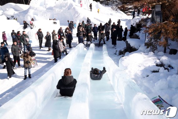 11일 강원 태백시 태백산국립공원 당골광장에서 열린 제27회 태백산 눈축제를 찾은 방문객들이 얼음 미끄럼틀을 타며 즐거운 시간을 보내고 있다. 축제는 19일까지 태백산국립공원과 황지연못, 태백문화광장 등 시 일원에서 개최된다. 2020.1.11/뉴스1 © News1 박하림 기자
