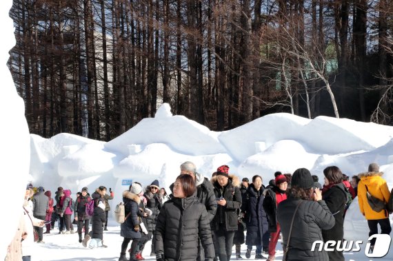 11일 강원 태백시 태백산국립공원 당골광장에서 열린 제27회 태백산 눈축제를 찾은 방문객들이 거대 눈조각을 배경으로 인산인해를 이루고 있다. 축제는 19일까지 태백산국립공원과 황지연못, 태백문화광장 등 시 일원에서 개최된다. 2020.1.11/뉴스1 © News1 박하림 기자