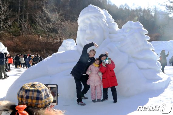 11일 강원 태백시 태백산국립공원 당골광장에서 열린 제27회 태백산 눈축제를 찾은 방문객들이 거대 눈조각을 배경으로 기념촬영을 하고 있다. 축제는 19일까지 태백산국립공원과 황지연못, 태백문화광장 등 시 일원에서 개최된다. 2020.1.11/뉴스1 © News1 박하림 기자
