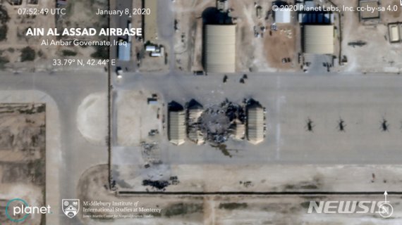 [AP/뉴시스]미 미들베리 국제 연구소와 플래닛 랩스사가 8일(현지시간) 제공한 위성 사진으로, 이란의 미사일 공격으로 인한 이라크 주둔 아인 알아사드 미 공군기지의 피해 상황을 보여주고 있다. 12일 미군 병력이 주둔 중인 이라크 알발라드 공군기지에 여러 발의 로켓포가 떨어졌다. 2020.01.13.
