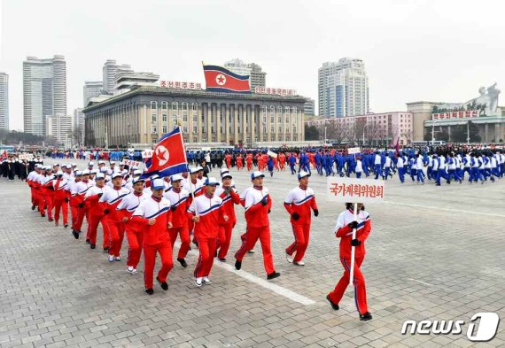 (평양 노동신문=뉴스1) = 북한 노동당 기관지 노동신문은 지난 12일 새해 첫 체육의 날을 맞아 위원회, 성, 중앙기관 일꾼들의 집단 달리기가 평양 김일성광장에서 열렸다고 13일 보도했다. 신문은 '수도의 거리들에서 진행된 집단달리기는 자력부강, 자력번영의 활로를 열기 위한 영예로운 투쟁에서 시대가 부여한 중대한 임무를 억척같이 떠메고 나갈 성, 중앙기관 일꾼들의 단결력과 조직력을 힘있게 과시하였다'라고 설명했다. [국내에서만 사용가능. 재배포 금지. DB 금지. For Use Only in the Republic of Korea