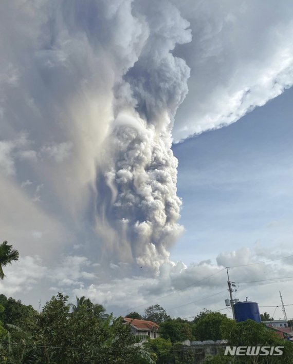 필리핀 화산 폭발에 항공기 줄지연…"보상 無"