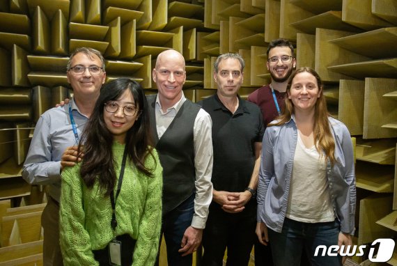 지난 9일(현지시간) 미국 캘리포니아주 발렌시아(Valencia)에 위치한 삼성전자 오디오랩에서 만난 앨런 드밴티어(Allan Devantier)를 비롯한 오디오랩 직원들. 음향전문가이자 음반을 내고 공연을 하는 뮤지션인 직원이 8명이나 된다고 드밴티어 상무는 설명했다. © 뉴스1