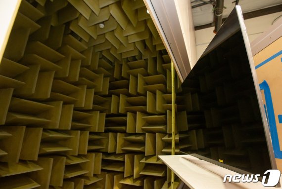 지난 9일(현지시간) 미국 캘리포니아주 발렌시아(Valencia)에 위치한 삼성전자 오디오랩의 무반향실.100% 소리를 흡수하도록 설계됐다. © 뉴스1