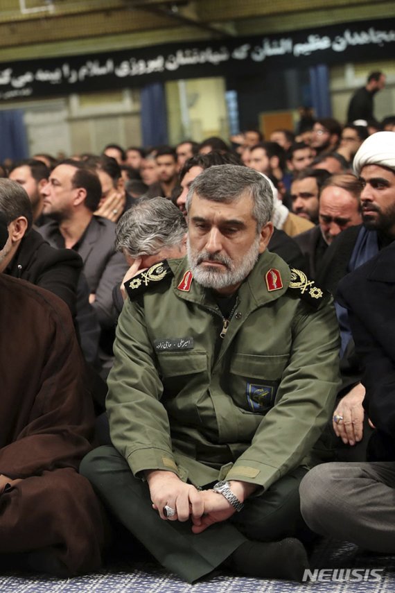 [테헤란=이란 최고지도자실·AP/뉴시스]아미르 알리 하지자데 이란 혁명수비대(IRGC) 대공부대 사령관이 지난 9일 테헤란에서 열린 가셈 솔레이마니 쿠드스 군 사령관 장례식에 참석하고 있다. 사진은 이란 최고지도자실에서 제공한 것이다. 하지자데 사령관은 11일(현지시간) 국영TV를 통해 지난 8일 우크라이나 여객기 오인 격추을 인정하면서, 격추 소식을 들은 직후 심경에 대해 "내가 죽었으면 했다"고 밝혔다.2020.01.12