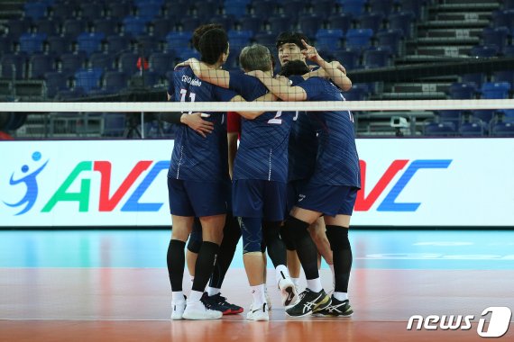 남자배구 대표팀 선수들이 지난 11일 중국 장먼 스포츠센터에서 열린 2020 도쿄올림픽 아시아 대륙예선 준결승 이란과의 경기에서 어깨를 걸고 대화하고 있다. 대표팀은 이날 경기에서 이란에 세트 스코어 2-3으로 패했다. (국제배구연맹 제공) 2020.1.12/뉴스1