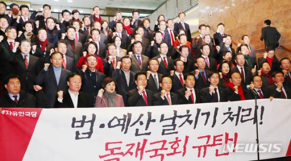 한국당 퇴장한 국회, 일사천리로 패트법 처리…"숙제 끝"