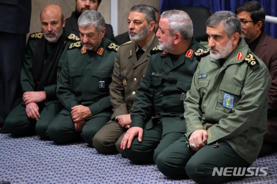 [테헤란=이란 최고지도자실·AP/뉴시스]아미르 알리 하지자데 이란 혁명수비대(IRGC) 대공부대 사령관(오른쪽 끝)이 지난 9일 테헤란에서 열린 가셈 솔레이마니 쿠드스 군 사령관 추모식에 참석하고 있다. 사진은 이란 최고지도자실에서 제공한 것이다. 하지자데 사령관은 11일(현지시간) 국영TV를 통해 지난 8일 우크라이나 여객기 오인 격추을 인정하면서, 격추 소식을 들은 직후 심경에 대해 "내가 죽었으면 했다"고 밝혔다. 2020.01.12