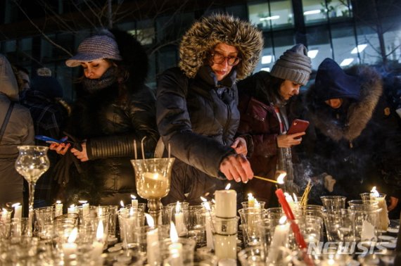 [몬트리올=AP/뉴시스]몬트리올 이란계 커뮤니티 회원들이 9일(현지시간) 캐나다 몬트리올에서 열린 이란 추락 우크라이나 여객기 희생자 추모식에 참석해 촛불을 밝히고 있다.