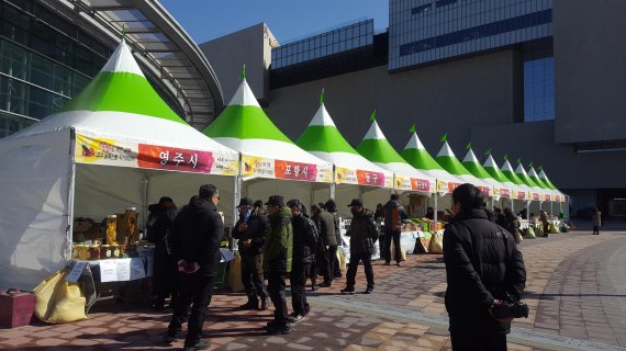 지난해 동대구역 광장에서열린 '설맞이 우수 농수특산물 직거래장터'. 사진=대구시 제공