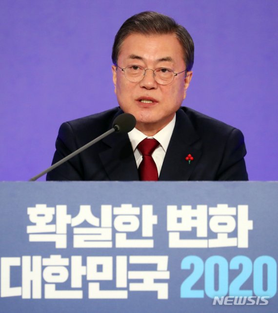 문재인 대통령이 14일 청와대 영빈관에서 열린 2020 대통령 신년기자회견에 참석해 취재진의 질문에 답변하고 있다.