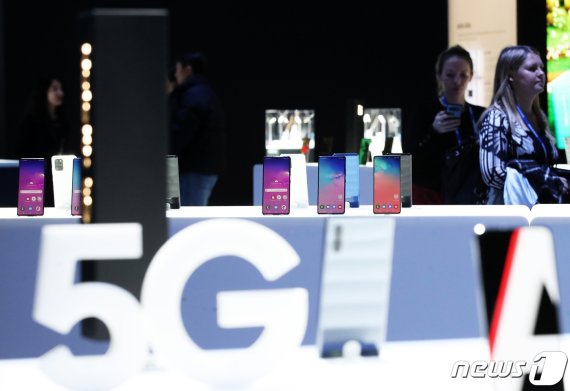 지난 1월6일(현지시간) 소비자가전전시회(CES) 2020 개막을 하루 앞둔 미국 네바다주 라스베이거스 컨벤션센터에 삼성전자의 갤럭시 5G 라인업이 전시되어 있다. 뉴스1