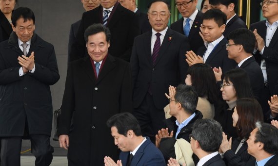 이낙연 전 국무총리가 14일 정부서울청사에서 열린 환송 행사에서 박수를 받으며 계단을 내려오고 있다. 사진=김범석 기자