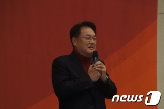 한국당 정진석 의원이 14일 충남 공주시 고마센터서 의정보고회를 갖고 4년간의 의정 성과를 소개하고 있다. © 뉴스1