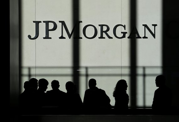 FILE - In this Oct. 21, 2013, file photo, the JPMorgan Chase logo is displayed at their headquarters in New York. (AP Photo/Seth Wenig, File) /뉴시스/AP /사진=