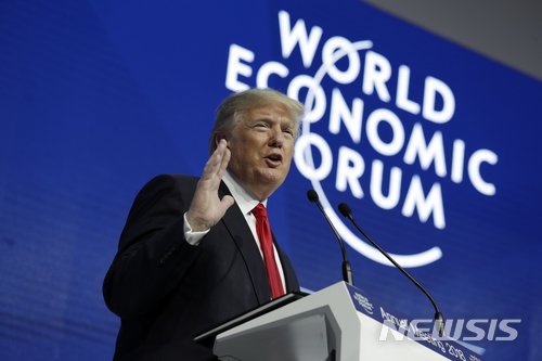 【다보스=AP/뉴시스】도널드 트럼프 미국 대통령이 26일(현지시간) 스위스 다보스에서 열린 세계경제포럼(WEF)에 참석해 연설하고 있다. 2018.1.26.