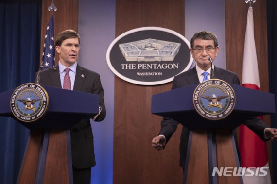 [워싱턴=AP/뉴시스] 마크 에스퍼 미국 국방장관(왼쪽)과 고노 다로 일본 방위상이 14일(현지시간) 워싱턴 펜타곤에서 회담 후 공동기자회견을 갖고 있다. 2020.01.15
