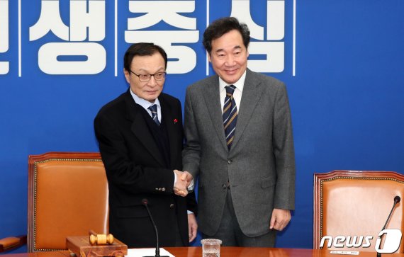 15일 이해찬 더불어민주당 대표(왼쪽)가 국회를 방문한 이낙연 전 국무총리와 악수하고 있다. 뉴스1