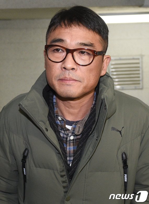 가수 김건모가 성폭행 혐의 조사를 받기 위해 15일 오전 서울 강남경찰서에 출석하고 있다. /사진=뉴스원