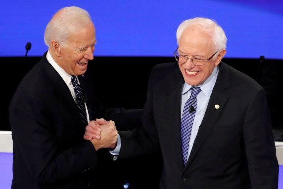 Democratic 2020 U.S. presidential candidates (L-R) former Vice President Joe Biden greeets Senator Bernie Sanders (I-VT) as they take the stage for the seventh Democratic 2020 presidential debate at Drake University in Des Moines, Iowa, U.S., January 14, 2020. REUTERS/Shannon Stapleton TPX IMAGES OF