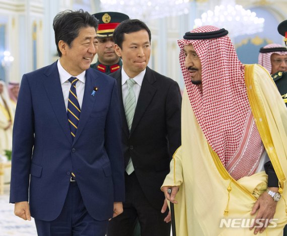 [리야드=사우디 왕실·AP/뉴시스] 아베 신조 일본 총리와 살만 빈 압둘아지즈 알 사우드 국왕이 12일(현지시간) 사우디아라비아 수도 리야드 왕궁에서 함께 걸어가고 있다. 사진은 사우디 왕실이 제공한 것이다. 2020.01.13