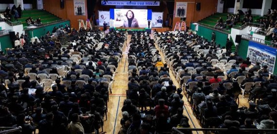 오영훈 더불어민주당 의원(제주 제주시을)은 15일 우도 면사무소에서 ‘2020 국회의원 오영훈 의정보고회’를 개최했다. 사진은 14일 제주 신성여중에서 열린 의정보고회 현장. 오영훈 의원실.