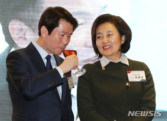 한국당, 박영선·윤건영 선거법 위반 고발 "정치중립 의무 어겨"