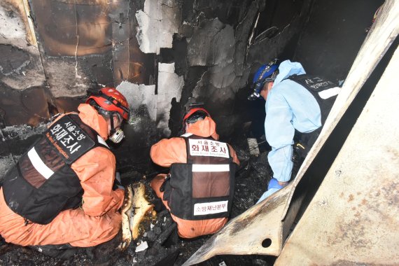 지난 2018년 11월 서울 종로구 관수동 청계천 인근 국일고시원에서 발생한 화재로 7명이 숨지고 11명이 다쳤다. 화재조사관들이 고시원 내부에서 화재원인을 조사하고 있다. 서울소방재난본부 제공