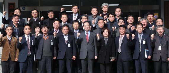 송하진 지사는 새해 첫 방문지로 진안을 택하고 현안 문제에 대해 공동으로 해결하자는 화이팅을 외치고 있다. 사진제공 = 전북도