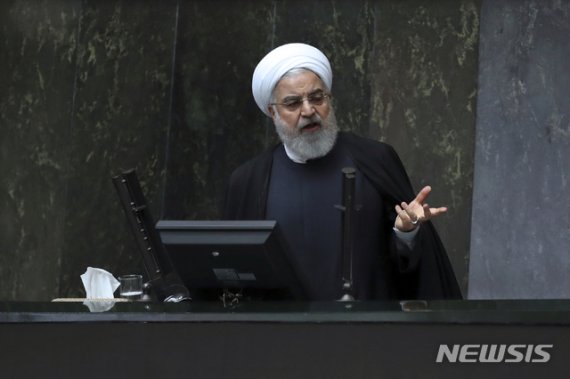 [테헤란(이란)=AP/뉴시스]하산 로하니 이란 대통령이 지난해 12월8일 테헤란 의회에서 연설하고 있다. 로하니 대통령은 15일 영국과 프랑스, 독일이 하루 전 이란의 핵합의 위반이 심해지고 있다며 이란 핵합의의 분쟁해결 조항을 발동시킨 것과 관련, 중동 지역에 주둔하고 있는 유럽 국가 군인들이 위험에 처하게 될 것이라고 경고했다. 2020.1.15