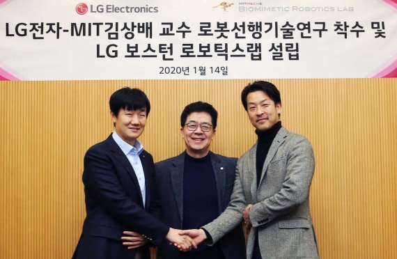 LG전자 최고기술책임자(CTO) 박일평 사장(가운데), MIT 김상배 교수(오른쪽), LG전자 로봇선행연구소장 백승민 상무가 지난 14일 LG전자 서초R&D캠퍼스에서 만나 악수를 하고 있다. LG전자 제공