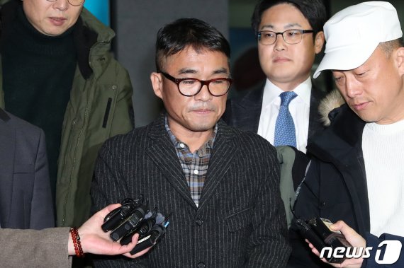 유흥업소 성폭행 혐의를 받고 있는 가수 김건모가 15일 오후 서울 강남경찰서에서 피고소인 조사를 마치고 취재진의 질문을 듣고 있다. /사진=뉴스원