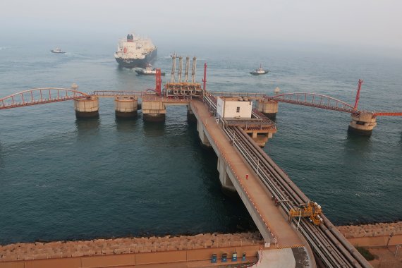 FILE PHOTO: A liquified natural gas (LNG) tanker leaves the dock after discharge at PetroChina's receiving terminal in Dalian, Liaoning province, China July 16, 2018. REUTERS/Chen Aizhu/File Photo /REUTERS/뉴스1 /사진=